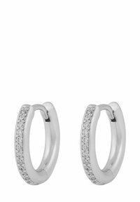 Silver hoopörhängen med en slät design och en rad små, klara rhinestones längs ena sidan. Polerad yta och cirkulär form.