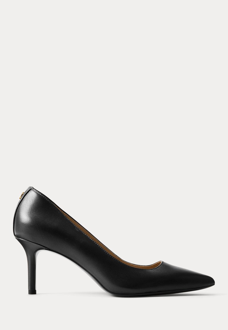 Chaussure à talon haut noire en cuir avec un bout pointu et un talon stiletto fin de hauteur moyenne sur un fond clair uni.