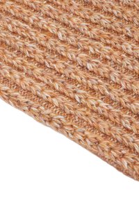 Tissu tricoté dans des tons orange chaud et beige, présentant un motif texturé en côtes avec du fil torsadé. Matériau doux et épais.