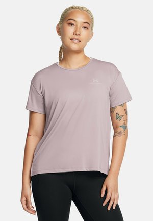 T-shirt de sport lilas clair à manches courtes, col rond et texture lisse, arborant un petit logo sur la poitrine.