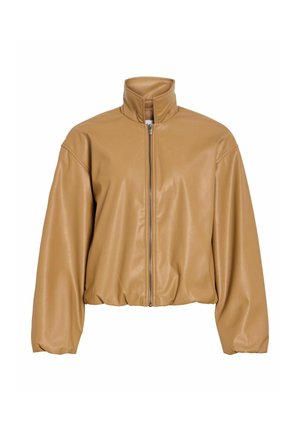 Svijetlosmeđa jakna od umjetne kože s visokim ovratnikom, dugim rukavima, prednjim patentnim zatvaračem i elastičnim rubom, prikazana na bijeloj pozadini.