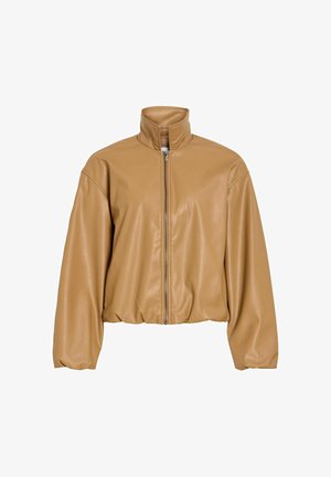 Hellbraune Kunstlederjacke mit hohem Kragen, langen Ärmeln, Frontreißverschluss und elastischem Saum, auf weißem Hintergrund dargestellt.