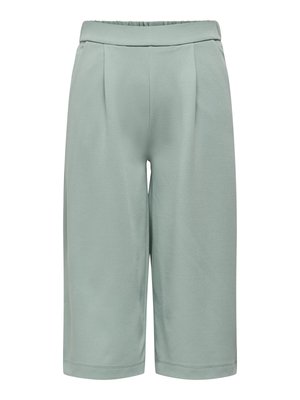 Pantalon large raccourci vert clair avec une taille haute élastique et des plis devant, fabriqué en tissu doux.