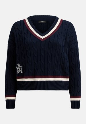 Marineblå kabelstrikket V-hals genser med hvite og burgunder striper på krage, mansjetter og kant, med et lite brodert våpenskjold foran.