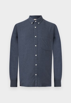 Mørkeblå langermet skjorte laget av teksturert stoff, med button-down krage og en enkelt brystlomme, med hvite knapper.