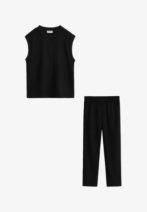 Haut noir côtelé sans manches avec col rond et ensemble de pantalons assortis côtelés à taille élastique sur fond blanc.
