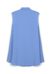 Blusa blu senza maniche con colletto, tessuto fluido e una cucitura centrale sul retro.