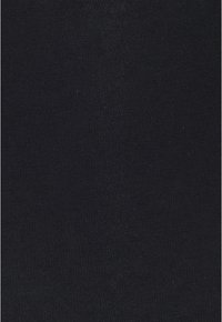 Tessuto nero a coste con una superficie liscia e una leggera lucentezza, caratterizzato da un motivo uniforme e privo di cuciture o decorazioni visibili.