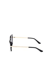 Gafas de sol negras con montura rectangular, brazos de metal dorado y acentos texturizados en los costados. Lentes lisos y patillas negras.
