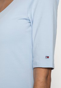 Tommy Hilfiger SLIM SCOOP - T-shirt básica - breezy blue