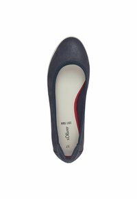 Chaussure plate bleu marine avec une tige texturée, un col rond élastiqué, une semelle en mousse douce et un accent rouge contrastant le long du côté intérieur.