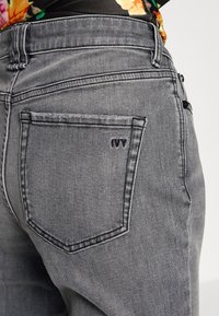Ivy Copenhagen TARA EARTHXSWAN  - Calças de ganga bootcut - grey
