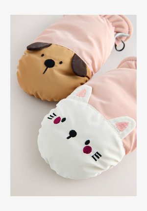 Par mjuka vantar: en utformad som en hund i brunt och rosa tyg, den andra som en katt i vitt och rosa, med broderade ansiktsdetaljer.