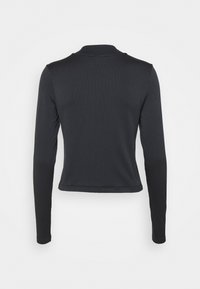 Svart långärmad topp med ribbat mönster, rundad krage och cropped design med rak fåll. Enkelt utförande, utan dekorationer.