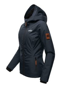 Veste imperméable bleu marine avec capuche, fermeture éclair à l'avant, poignets élastiques et patch en cuir. Dotée d'une doublure noire et de deux poches latérales zippées.