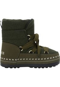 Groene geïsoleerde winterlaars met synthetische bovenkant, vetersluiting, gouden hardware en decoratieve witte stiksels op de zool. Laag profiel loopruimte.