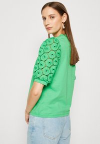 Morgan DULIE - Camiseta estampada - prairie