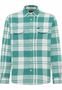 Chemise en flanelle à carreaux verts et blancs, manches longues, deux poches poitrine et fermeture boutonnée. Dotée d'un col classique et d'une texture douce.