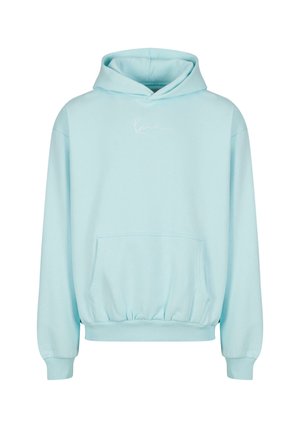 Svetlomodrá mikina s kapucňou vyrobená z jemného materiálu, so prednou vreckom, rebrovanými manžetami a bielym logom na hrudi.