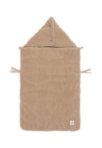 Beige fleecedeken met een konijnenpatroon, capuchon bovenaan, strikjes aan de zijkanten en een klein label in de hoek. Zachte textuur, rechthoekige vorm.