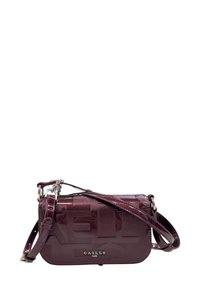 Borsa a tracolla in pelle patinata borgogna con logo impresso, hardware argentato, tracolla regolabile e forma rettangolare. Texture liscia.