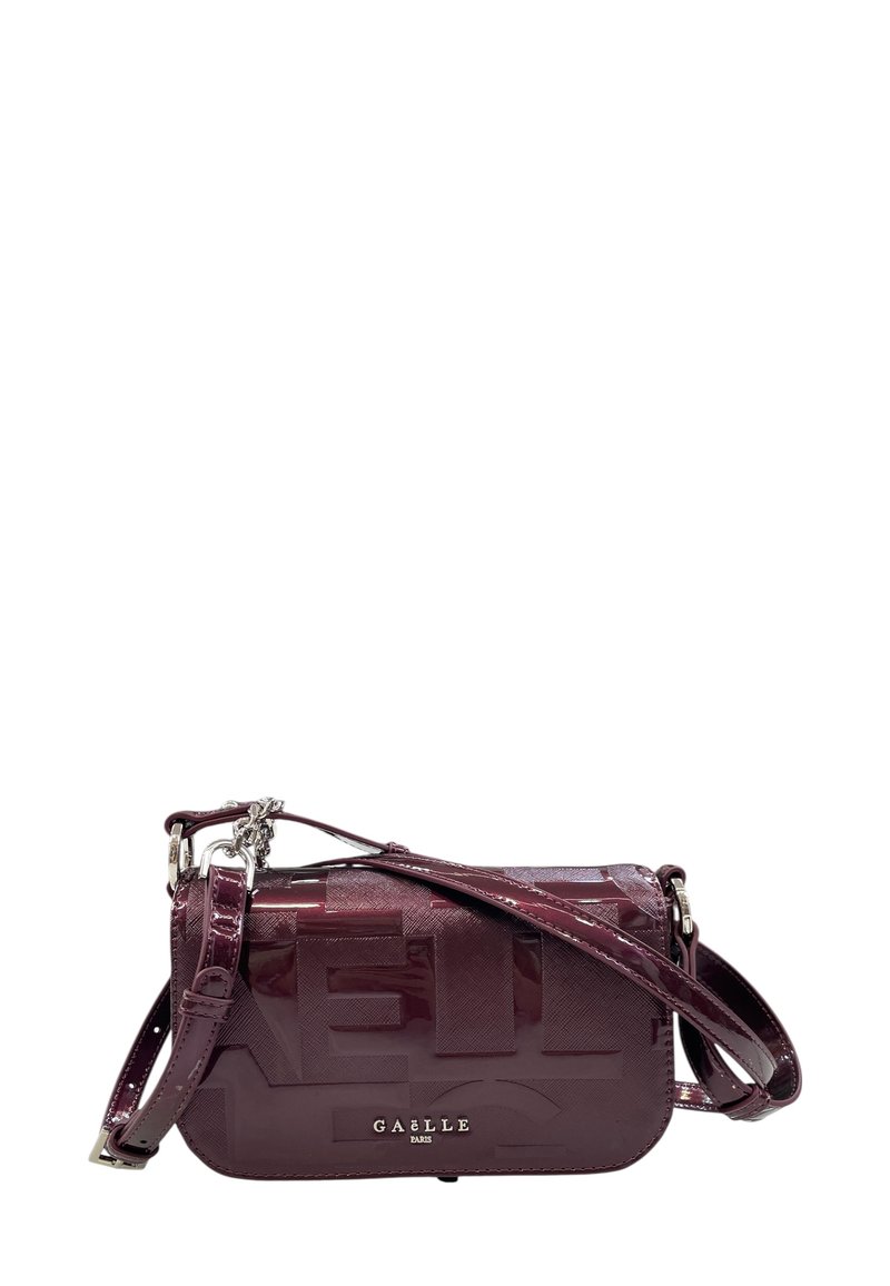 Borsa a tracolla in pelle patinata borgogna con logo impresso, hardware argentato, tracolla regolabile e forma rettangolare. Texture liscia.