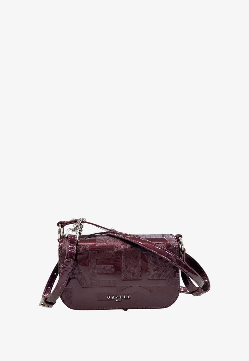 Borsa a tracolla in pelle patinata borgogna con logo impresso, hardware argentato, tracolla regolabile e forma rettangolare. Texture liscia.