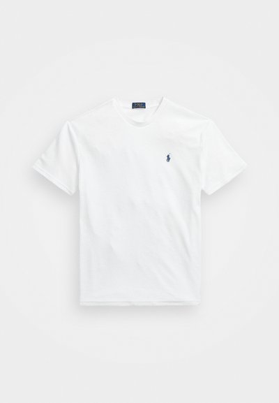 Camiseta blanca de algodón con cuello redondo, mangas cortas y un pequeño logo azul marino en el lado izquierdo del pecho. Textura suave, diseño sencillo.