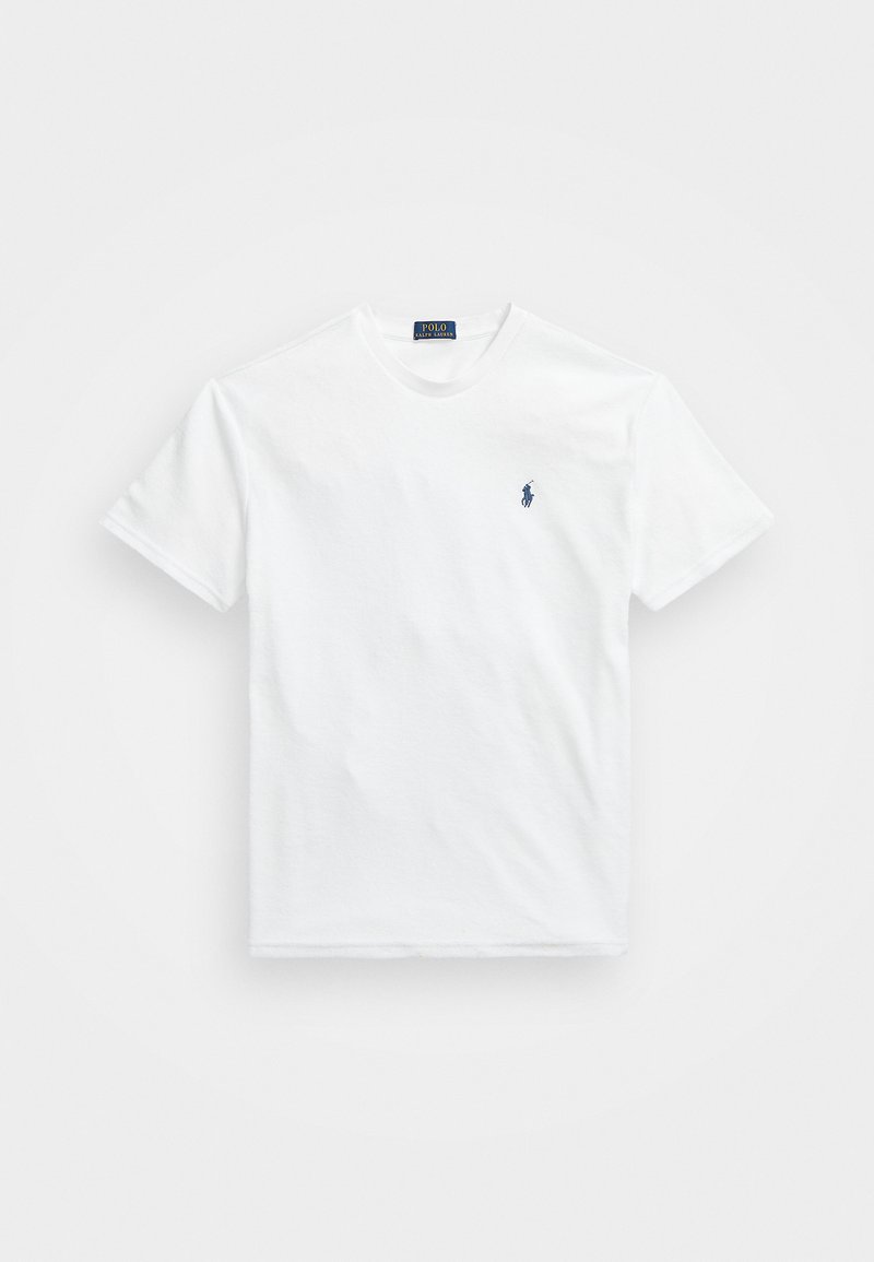Witte katoen t-shirt met ronde hals, korte mouwen en een klein marineblauw logo op de linkerborst. Glad textuur, eenvoudig ontwerp.