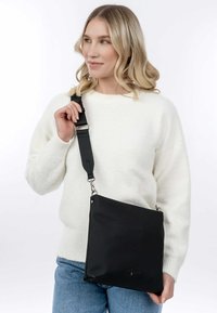 Svart syntetisk axelväska med justerbar rem, rektangulär form, slät textur och detaljer i metall. Lämplig för vardagligt bruk.