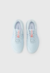 Αθλητικά παπούτσια ανοιχτού μπλε χρώματος με σχεδιασμό από δίχτυ, υφασμένο προστατευτικό μέρος στα δάχτυλα και ροζ λεπτομέρειες στη γλώσσα· διαθέτουν κορδόνια και επενδεδυμένο κολάρο.