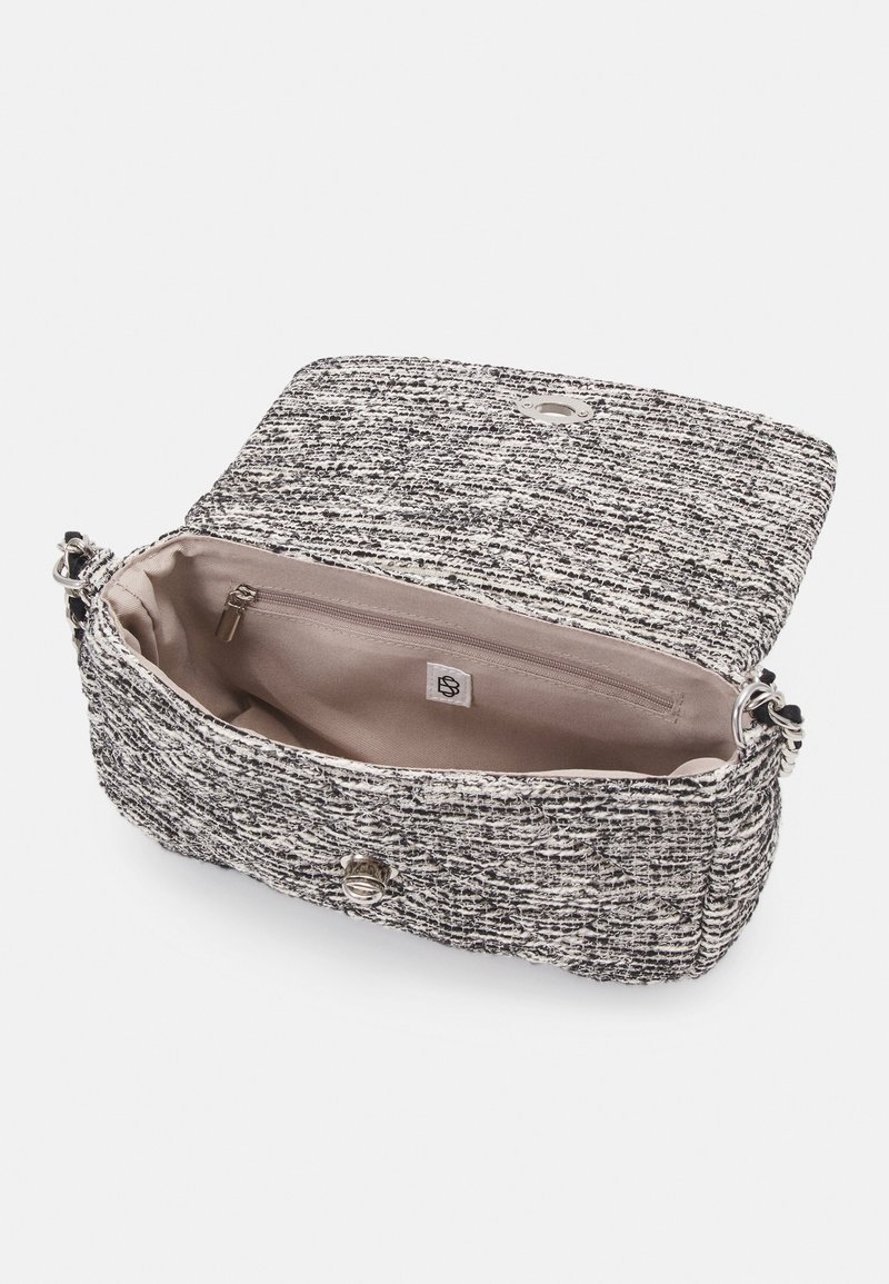 Petit sac à main rectangulaire en tweed avec rabat ouvert, montrant l'intérieur en tissu beige et une poche intérieure zippée.