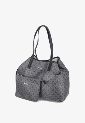 Szara torba typu tote z czarnymi uchwytami i pasującą saszetką na zamek, obie z powtarzającym się geometrycznym logo i srebrną nazwą marki.
