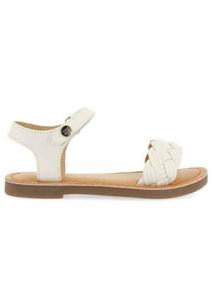 Sandal bianca con una fascia anteriore intrecciata, cinturino alla caviglia con fibbia regolabile, suola piatta e soletta in materiale testurizzato marrone chiaro.