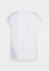 Kortärmad vit t-shirt i bomull, med rund halsringning och en avslappnad passform med upprullade ärmar. Ren, minimalistisk design.