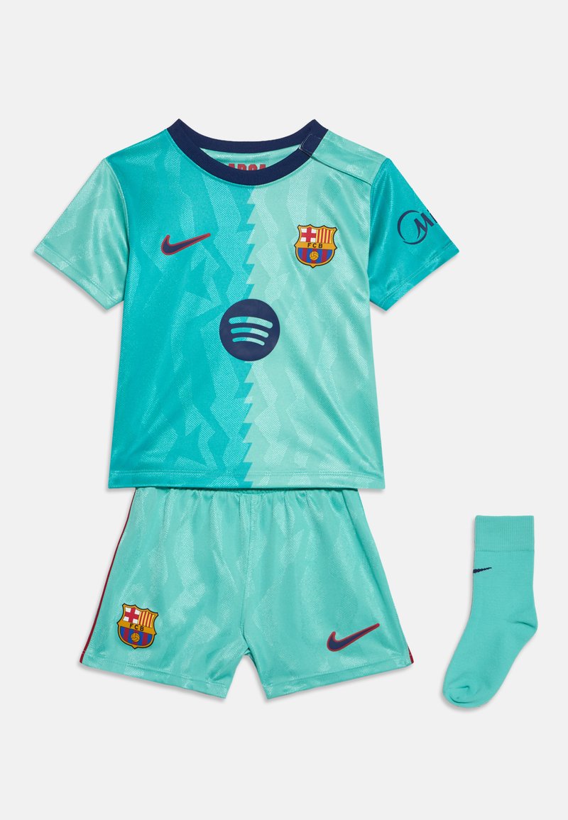 Τυρκουάζ στολή ποδοσφαίρου FC Barcelona με πουκάμισο, σορτς και κάλτσες, με λογότυπα Nike και Spotify και σήμα συλλόγου σε κόκκινο, κίτρινο και μπλε.