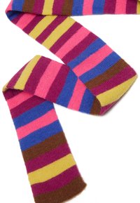 Gehaakte sjaal met afwisselende horizontale strepen in roze, paars, geel, blauw en bruin. Zachte textuur, langgerekte rechthoekige vorm.