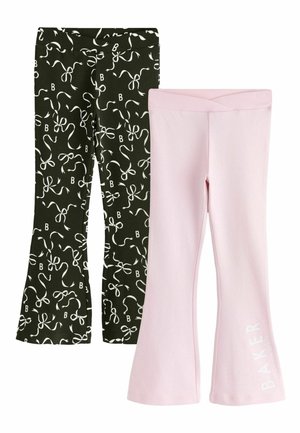 Zwei Paare ausgestellter Mädchenleggings, eines schwarz mit weißem Band und Buchstaben-B-Muster, das andere einfarbig blassrosa mit dem Text "BAKER" am Bein.