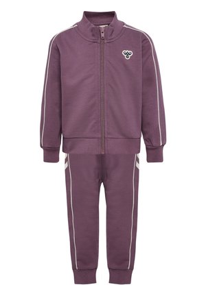 Lila zweiteiliger Kinder-Trainingsanzug mit Reißverschlussjacke, weißen Paspeln an Ärmeln und Hosen und kleinem Bienen-Logo auf der Brust.