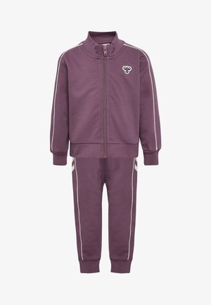 Lila zweiteiliger Kinder-Trainingsanzug mit Reißverschlussjacke, weißen Paspeln an Ärmeln und Hosen und kleinem Bienen-Logo auf der Brust.