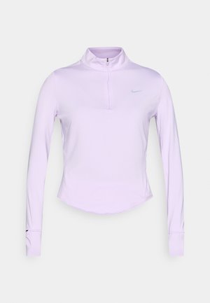 Athletisk langærmet top i lys lavendel med kvart lynlås, rundet kant og lille gråt logo på brystet. Glat stoftekstur.