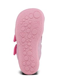 Suela de zapato de goma rosa con un patrón texturizado, que presenta formas redondeadas y ovaladas, un diseño de pequeño animal y dos correas ajustables a los lados.
