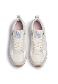 Baskets beige clair avec dessus texturé, accents blancs lisses, bout rond et semelle en caoutchouc contrastante. Comprennent une fermeture à lacets et un détail logo.