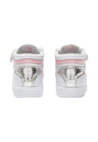 Sneaker alte bianche con accenti rosa, dotate di un pannello laterale in argento testurizzato e una fascia in Velcro. Materiale liscio, colletto imbottito.