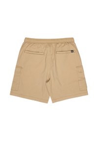 Shorts cargo beiges avec une ceinture élastique, comprenant deux poches arrière et une poche cargo latérale ; tissu en coton lisse avec un léger éclat.
