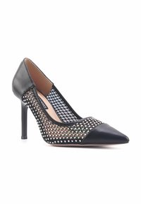 Schwarzer High-Heel-Schuh mit spitzem Zeh, ausgestattet mit einem Netzdesign, das mit Strasssteinen verziert ist, Lederakzenten und einer eleganten Silhouette.