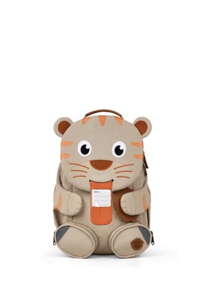 Kinder-Rucksack in Form eines beige-orangefarbenen Tigers mit großen Augen, Ohren, Pfoten und einem gut sichtbaren Namensschild auf der Vorderseite.
