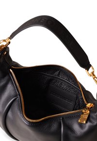 Borsa a mano in pelle nera con finitura testurizzata, apertura con zip dorata, interno a contrasto con motivo, e una tracolla nera brandizzata.