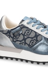 Sneaker basse blu e argento con tessuto a fantasia, lacci azzurri chiari e suola bianca spessa con battistrada nero per uso all'aperto.