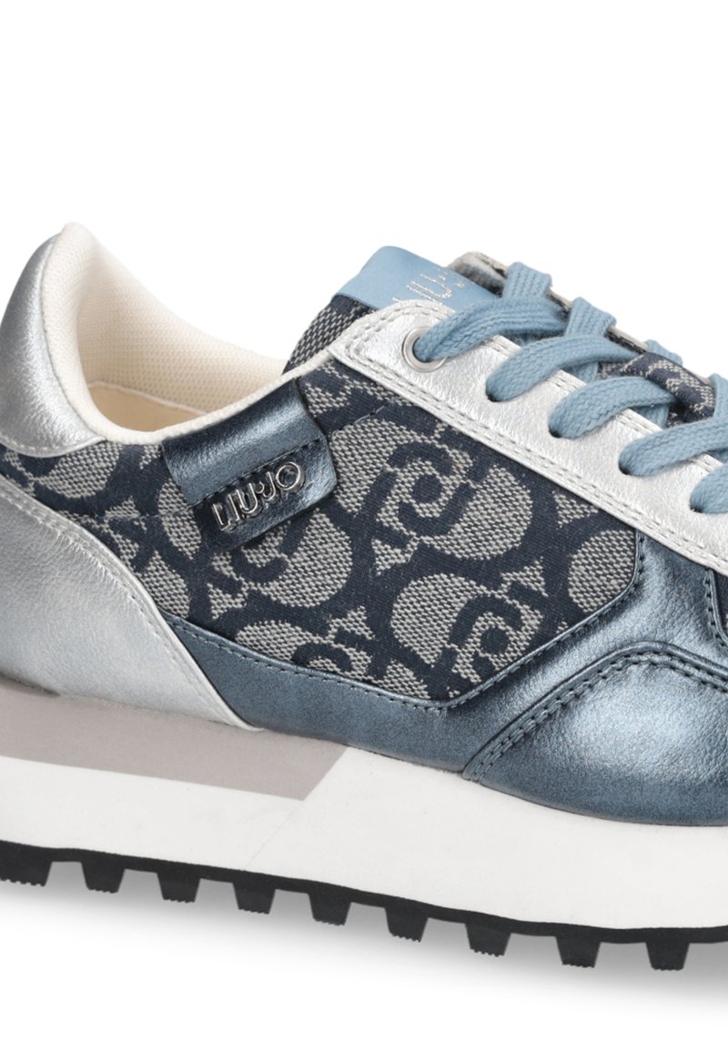 Blaue und silberne Low-Top-Sneaker mit gemustertem Stoff, hellblauen Schnürsenkeln und einer dicken weißen Sohle mit schwarzem Profil für den Einsatz im Freien.